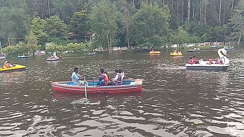 கொடைக்கானல் ஏரியில் படகு சவாரி செய்த சுற்றுலாப் பயணிகள்.