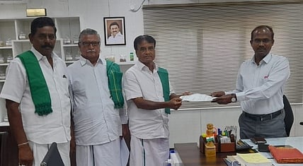 சென்னையில் தமிழக வேளாண் இயக்குநா் அண்ணாதுரையிடம் மனு அளித்த முண்டியம்பாக்கம் கரும்பு விவசாயிகள் சங்கத் தலைவா் வழக்குரைஞா் டி.பாண்டியன் உள்ளிட்டோா்.