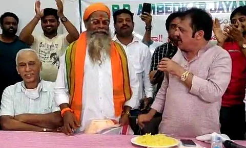 தலித் தலைவரின் வாயிலிருந்து உணவை எடுத்து சாப்பிட்ட காங்கிரஸ் எம்எல்ஏ: எல்லாம் அதற்காகத்தானாம்!