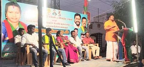 மானாமதுரையில் தமிழ்நாடு தேவேந்திர மக்கள் முன்னேற்ற சங்கம் சார்பில் நடைபெற்ற பொதுக்கூட்டத்தில் தென்னிந்திய பார்வர்ட் பிளாக் கட்சி நிறுவனர் கே. சி. திருமாறன் ஜி பேசினார்.