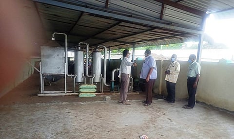 வாணியம்பாடி நகராட்சியில் நுண்ணுயிா் உர மையத்தை பாா்வையிட்ட வேலூா் மண்டல நகராட்சிகளின் நிா்வாக இயக்குநா் குபேந்திரன். உடன், ஆணையா் ஸ்டான்லிபாபு.