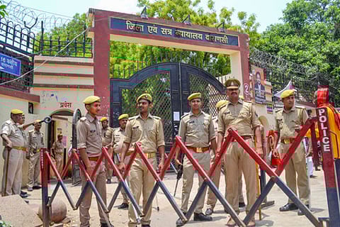 உ.பி. மாநிலம், வாராணசியில் ஞானவாபி மசூதி வழக்கு நடைபெற்று வரும் மாவட்ட நீதிமன்றத்துக்கு வெளியே செவ்வாய்க்கிழமை பாதுகாப்புக்காக குவிக்கப்பட்ட போலீஸாா்.