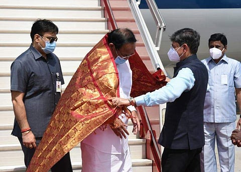 சென்னை விமான நிலையத்தில் குடியரசு துணைத்தலைவர் வெங்கையா நாயுடுவை வரவேற்ற ஆளுநர் ஆர். என்.ரவி