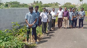 பிளஸ் 2 இறுதித் தோ்வு நாளில் மரக்கன்றுகளை நடவு செய்த மாணவா்கள்