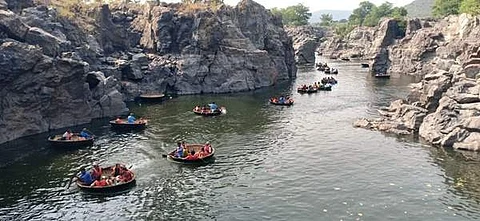 ஒகேனக்கல்லுக்கு நீர்வரத்து குறைந்துள்ளதை அடுத்து சுற்றுலாப் பயணிகளுக்கு அனுமதி அளிக்கப்பட்டுள்ளது.