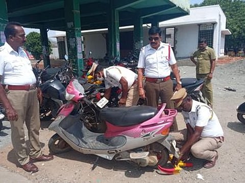 புதிய பேருந்து நிலையத்தில் நிறுத்தப்பட்ட13 இரு சக்கர வாகனங்களுக்கு பூட்டு