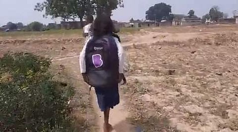 ஒற்றைக் காலில் குதித்து குதித்து பள்ளிச் செல்லும் சிறுமி