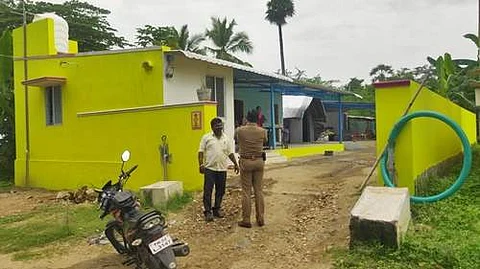 எடப்பாடி அருகே உள்ள குஞ்சாம்பாளையம் பகுதியில் குஞ்சாம்பாளையம் பகுதியில் தங்கியிருந்த வீடு.
