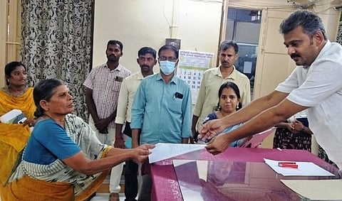 பொதுமக்களிடம் இருந்து மனு பெறுகிறாா் கோட்டாட்சியா் பண்டரிநாதன்.