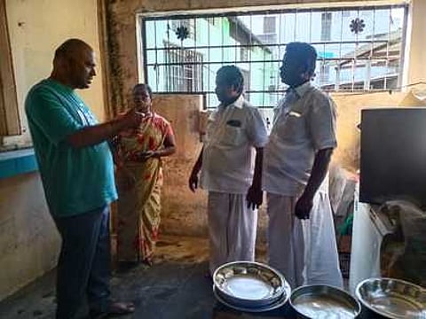 பெரியகுளம் அம்மா உணவகத்தில் அதிமுகவினா் ஆய்வு