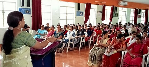 கம்பம் மகளிா் கல்லூரியில் கருத்தரங்கு