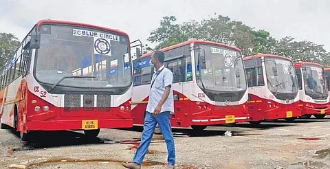 பொறியில் சிக்கிய எலியான சொகுசுப் பேருந்து: இது கோழிக்கோடு ஸ்டைல் போல