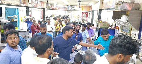 காங்கயம் சாலை பிரியாணிக் கடைகளில் நீண்ட வரிசையில் நின்றிருந்த வாடிக்கையாளர்கள்
