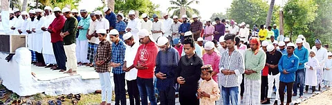 ரமலான் பண்டிகையையொட்டி சங்ககிரி, பால்வாய் பகுதியில் உள்ள ஈதுகா மைதானத்தில் செவ்வாய்க்கிழமை சிறப்பு தொழுகையில் ஈடுபடும் இஸ்லாமியர்கள்.