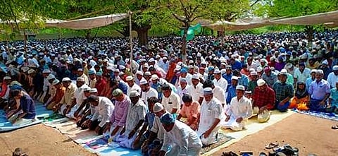தேனி மாவட்டம் கம்பம் ஈத்கா மைதானத்தில் ரமலான் பண்டிகையை முன்னிட்டு சிறப்பு தொழுகையில் ஈடுபட்ட இஸ்லாமிய பொதுமக்கள்.