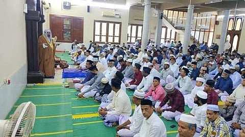 கூத்தாநல்லூர் பெரியப் பள்ளிவாசல் வளாகத்தில் தொழுகை.