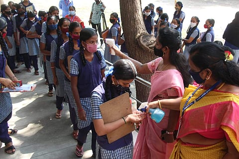 பொதுத்தேர்வு: ஆசிரியர்கள் செல்போன் எடுத்துவரத் தடை