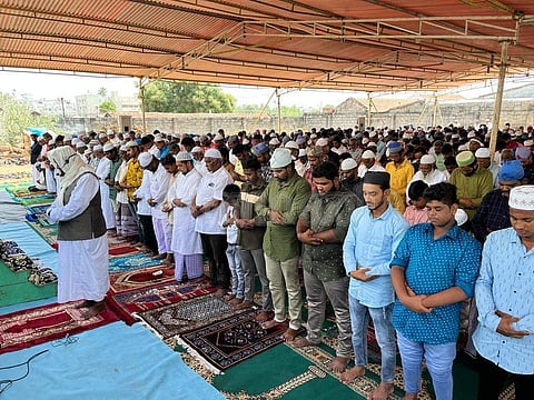 திருப்பூர் காங்கயம் சாலையில் உள்ள காயிதே மில்லத் நகரில் உள்ள பள்ளிவாசலில் நடைபெற்ற சிறப்புத் தொழுகையில் பங்கேற்ற இஸ்லாமியர்கள்.