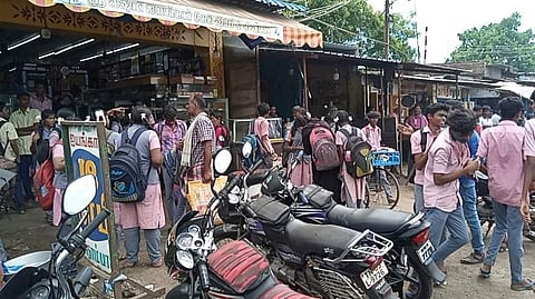 பொதுத்தேர்வு முடிந்த மகிழ்ச்சியில் கொண்டாட்டத்தில் ஈடுபட்ட மாணவர்கள்.