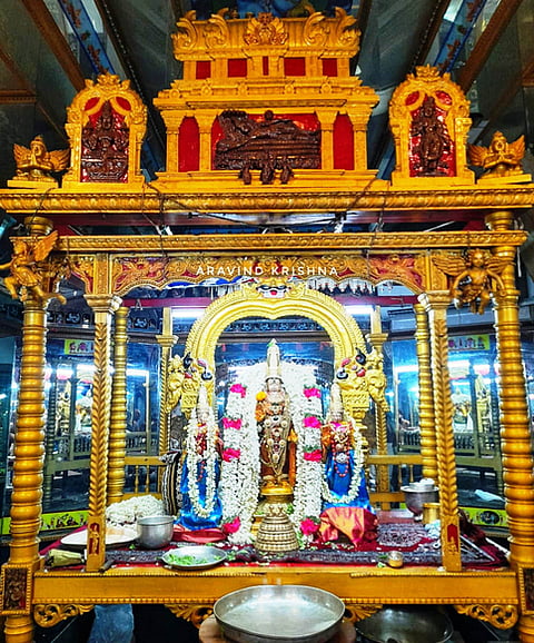 வைகாசி அமாவாசையை யொட்டி திருவள்ளூா் வீரராகவப் பெருமாள் கோயிலில் ஸ்ரீதேவி, பூதேவி சமேதராக சிறப்பு அலங்காரத்தில் பக்தா்களை அருள்பாலித்த வீரராகவ பெருமாள்.