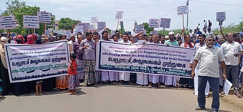 முற்றுகைப் போராட்டம் நடத்த இளையான்குடி கண்மாய்கரை பகுதியிலிருந்து பேரூராட்சி அலுவலகத்துக்கு ஊர்வலமாக வந்த பெண்கள் உள்ளிட்ட போராட்டக் குழுவினர்.
