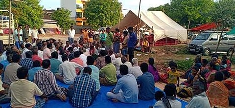 கம்பம் நகராட்சி வாரச்சந்தையில் போராட்டம் நடத்திய வியாபாரிகள்.