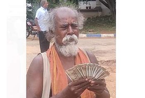 திருச்சி: யாசகம் பெற்று திரட்டிய ரூ.10 ஆயிரத்தை இலங்கைத் தமிழர்களுக்கு வழங்கிய யாசகர்!