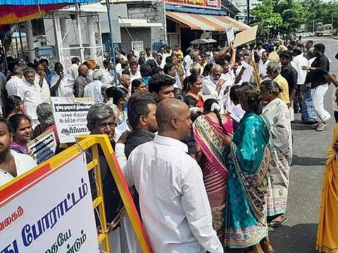 திருமுருகன்பூண்டி நகரமன்ற அலுவலகம் முன் ஆர்ப்பாட்டத்தில் ஈடுபட்டவர்கள்.