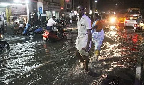 சேலத்தில் செவ்வாய்க்கிழமை மாலை சூறைக் காற்றுடன் பெய்த கன மழையில் சாலையில் பெருக்கெடுத்து ஏடும் மழை நீர்.