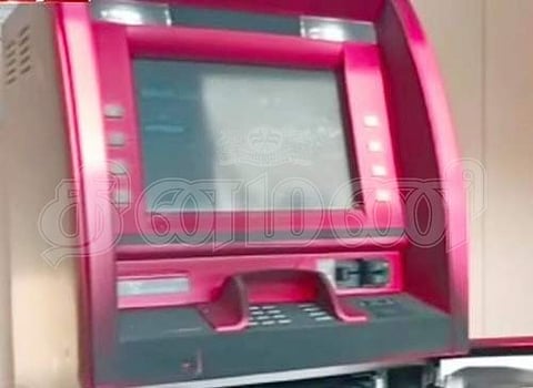 நாமக்கல் அருகே பணம் கொள்ளையடிக்கப்பட்ட வங்கி ஏடிஎம் இயந்திரம்.