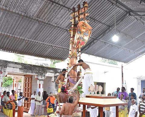 அருள்மிகு சென்னகேசவப்பெருமாள் சித்திரைத்தேர் திருவிழாவினையொட்டி சங்ககிரி வி.என்.பாளையத்தில் உள்ளஅருள்மிகு வஸந்தவல்லபராஜ பெருமாள் கோயிலில் வெள்ளிக்கிழமை காலை நடைபெற்ற கொடியேற்றம்.