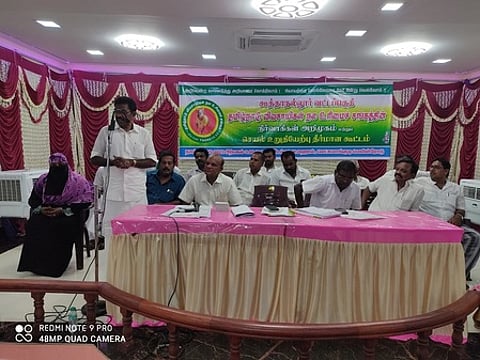 கூட்டத்தில் பேசும் தமிழ்நாடு விவசாயிகள் நல உரிமைச் சங்க மாநிலத் தலைவா் கா. ராசகோபாலன்.