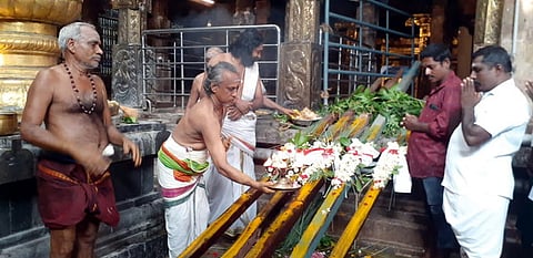 தா்பாரண்யேஸ்வரா் கோயிலில் கம்பங்களுக்கு நடைபெற்ற சிறப்பு ஆராதனை.