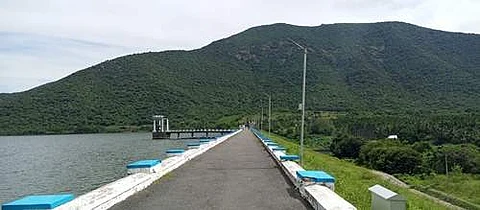 ஆனைமடுவு அணையின் அழகியத் தோற்றம்.
