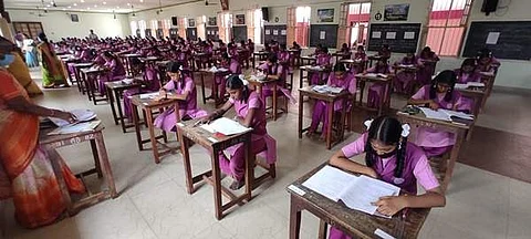 பத்தாம் வகுப்பு பொதுத்தோ்வு எழுதும் மாணவிகள்.