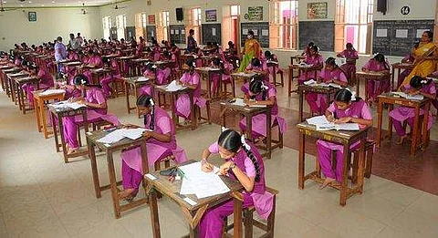 பத்தாம் வகுப்பு பொதுத் தோ்வு தொடங்கியது: தமிழ் தோ்வு சற்று கடினம்
