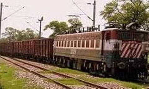 விண்ணப்பித்துவிட்டீர்களா..? ரயில்வேயில் 1033 காலியிடங்கள்