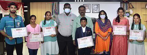 குறளோவியப் போட்டியில் தோ்வு பெற்ற 7 மாணவா்களுக்கு பரிசுத் தொகை வழங்கல்