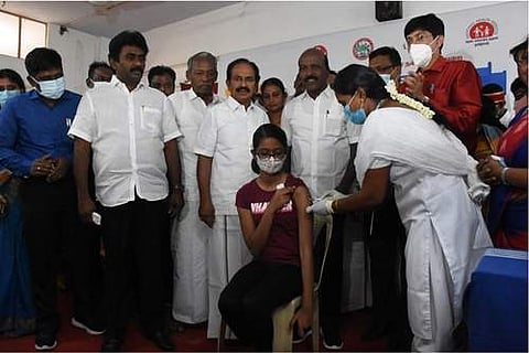 சேலம் சி.எஸ்.ஐ. பாலிடெக்னிக் கல்லூரியில் தடுப்பூசி முகாமை, ஞாயிற்றுக்கிழமை பார்வையிட்டு ஆய்வு செய்த மக்கள் நல்வாழ்வுத் துறை அமைச்சர் மா.சுப்பிரமணியன்.