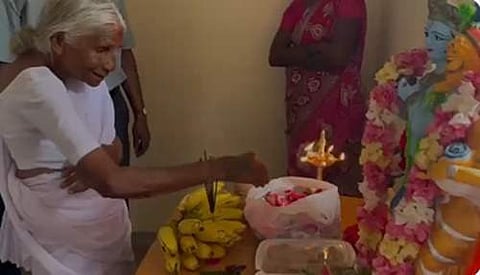 அன்னையர் நாளையொட்டி மஹிந்திரா நிறுவனம் பரிசு அளித்த வீட்டில் சாமி கும்பிடும் 'இட்லி பாட்டி' கமலா அம்மாள்.