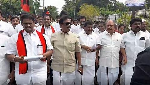 புதுச்சேரி ஜிப்மா் மருத்துவமனை முன்பு ஆா்ப்பாட்டத்தில் ஈடுபட்ட திமுகவினர்