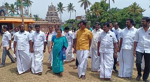 கம்பம் கம்பராயப்பெருமாள், காசிவிஸ்வநாதர் கோவில்களில் இணை ஆணையர் பாரதி ஆய்வு செய்தார், உடன் சட்டப்பேரவை உறுப்பினர் என்.ராமகிருஷ்ணன்.