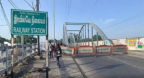 சீரமைப்பு பணிக்காக காட்பாடி ரயில்வே மேம்பாலம் மூடல்