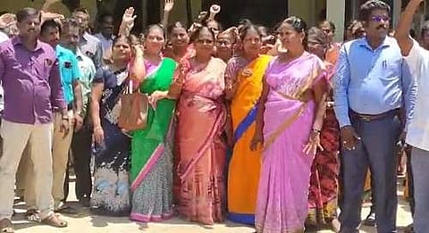 தஞ்சாவூர்: பிளஸ் 2 விடைத்தாள் திருத்தும் பணிகள் புறக்கணிப்பு; ஆசிரியர்கள் போராட்டம்