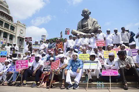 புதிய பாடநூல்களை கைவிடவலியுறுத்தி காங்கிரஸ் ஆா்ப்பாட்டம்