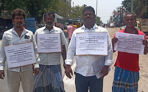 வந்தவாசி வட்டாட்சியா் அலுவலகம் முன் கழுத்தில் பதாகை கட்டிக்கொண்டு போராட்டம் நடத்திய தீண்டாமை ஒழிப்பு முன்னணியினா்.