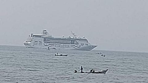 புதுச்சேரிக்கு வந்த சுற்றுலா சொகுசு கப்பலுக்கு அனுமதி ஏதும் தரவில்லை ஆழ் கடலிலேயே நிறுத்தப்பட்டுள்ளது