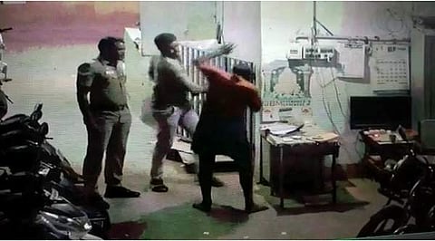 இருசக்கர வாகனத்தை நிறுத்துவதற்கு பணம் கேட்ட ஊழியரை அடிக்கும் காவலர்கள்