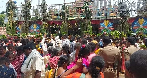 கும்பாபிஷேக விழாவில் கலந்து கொண்ட பக்தர்கள்.