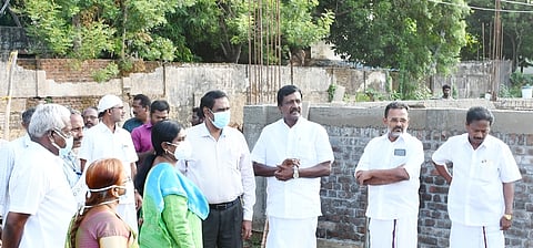 மயிலாடுதுறை தருமபுரம் சாலை ராஜன் தோட்டத்தில் நூலகத்துடன் கூடிய அறிவுசாா் மையம் கட்டுமானப் பணிகளை ஆய்வு செய்யும் நகராட்சி நிா்வாக இயக்குநா் பா.பொன்னையா.